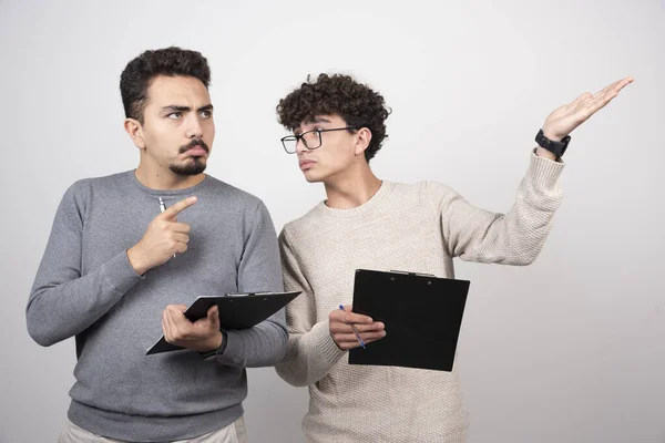 Twee Jonge Mannen Die Notitieboekjes Met Potloden Vasthielden Hoge Kwaliteit — Stockfoto