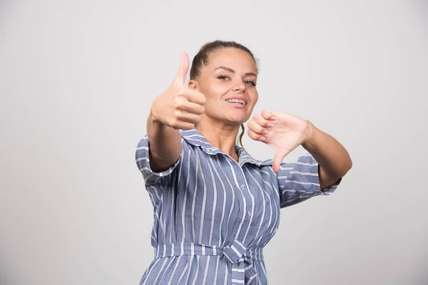 Ritratto Donna Che Pollici Giù Sfondo Grigio Foto Alta Qualità — Foto Stock