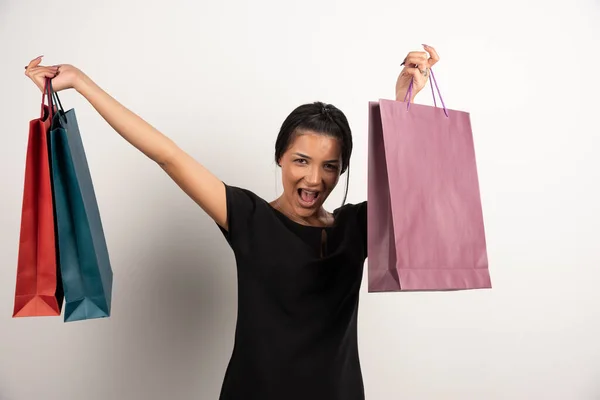 Mooie Vrouw Met Boodschappentassen Die Zich Gelukkig Voelt Hoge Kwaliteit — Stockfoto