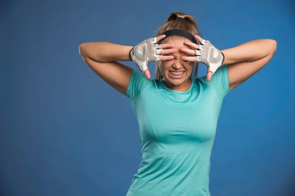 Mladá Sportovní Žena Vypadá Unaveně Zavírá Oči Kvalitní Fotografie — Stock fotografie