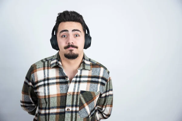 Obrázek Pohledného Muže Sluchátkách Jak Stojí Pózuje Před Kamerou Kvalitní — Stock fotografie