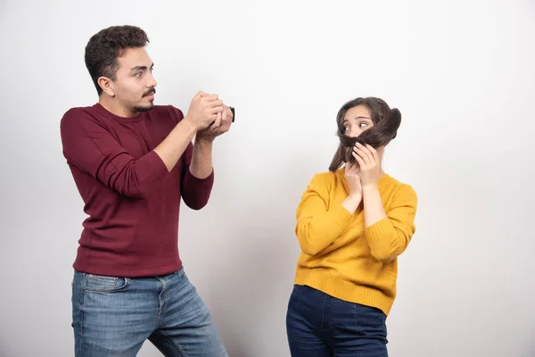 Uomo Che Fotografa Una Giovane Donna Muro Bianco Foto Alta — Foto Stock