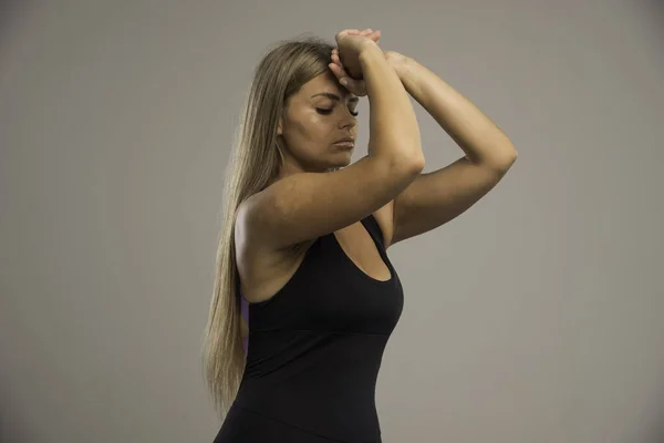 Modelo Feminino Sutiã Esporte Coloca Seus Braços Juntos Acima Cabeça — Fotografia de Stock