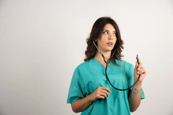 Kobieta Lekarz Stetoskopem Pozowanie Białym Tle Wysokiej Jakości Zdjęcie — Zdjęcie stockowe