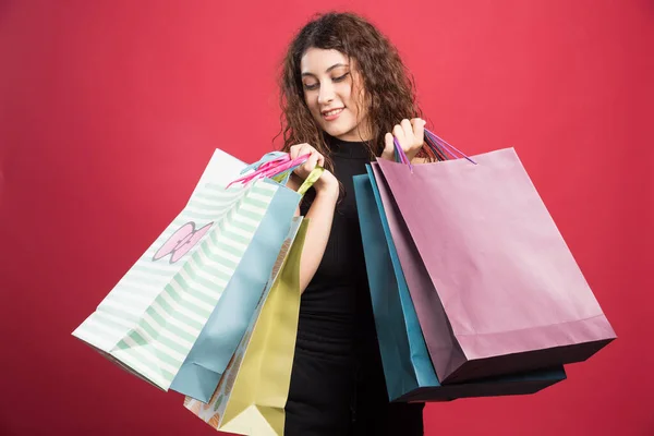 Een Vrouw Die Haar Nieuwe Kleren Laat Zien Een Rode — Stockfoto