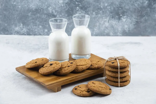 Dos Frascos Leche Con Deliciosas Galletas Foto Alta Calidad — Foto de Stock