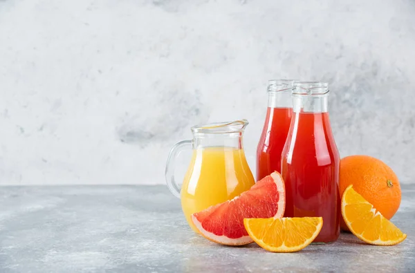 Skleněné Džbány Grapefruitové Šťávy Plátky Pomerančového Ovoce Kvalitní Fotografie — Stock fotografie