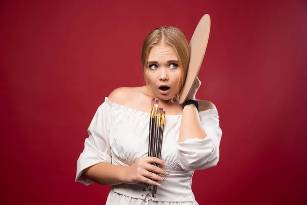 Blonde Artist Holds Palette Brushes Looks Surprized Confused High Quality — Stock Photo, Image