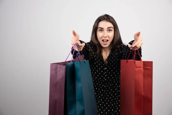 Jonge Vrouw Model Met Veel Boodschappentassen Een Witte Achtergrond Hoge — Stockfoto