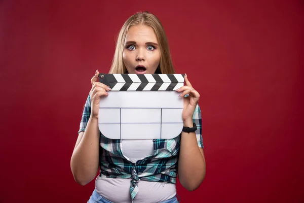 Jovem Modelo Loira Segurando Filme Branco Filmando Clapper Board Parece — Fotografia de Stock