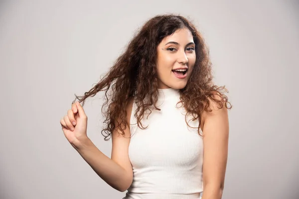 Eine Junge Frau Weißer Bluse Steht Über Einer Weißen Wand — Stockfoto