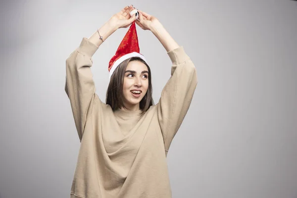 Jeune Femme Dans Chapeau Père Noël Posant Studio Tourné Isolé — Photo