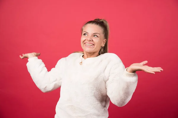 Ritratto Una Giovane Donna Piedi Posa Muro Rosso Foto Alta — Foto Stock