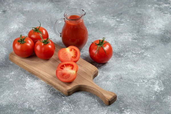 Ein Glas Saft Mit Frischen Tomaten Hochwertiges Foto — Stockfoto