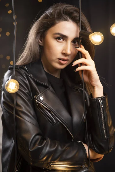 Portret Pięknej Młodej Modelki Czarnej Skórzanej Kurtce Pozującej Przy Lampach — Zdjęcie stockowe