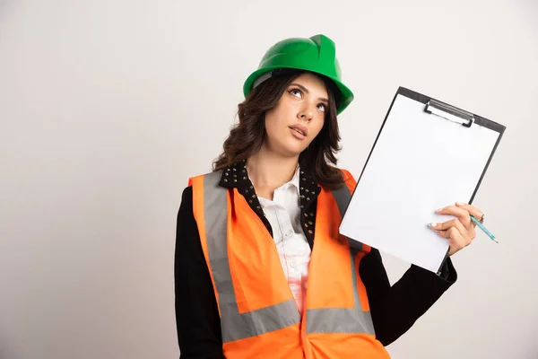 Die Ingenieurin Trägt Einen Helm Und Zeigt Die Dokumente Hochwertiges — Stockfoto