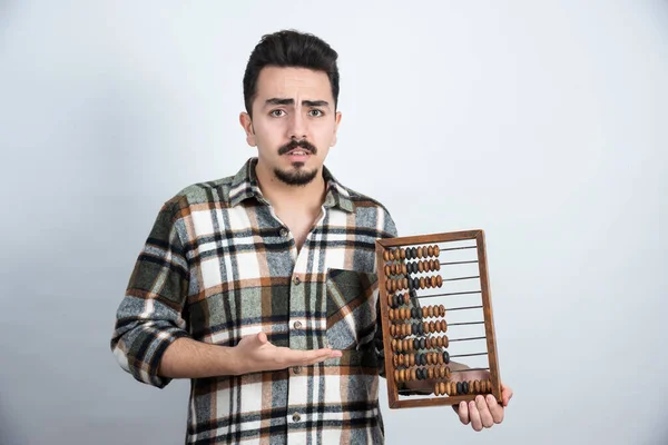 Foto Van Een Jongeman Met Houten Kralen Die Een Witte — Stockfoto