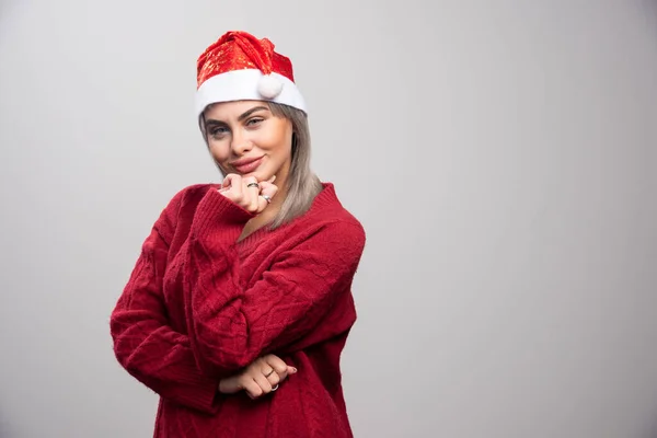 Femme Souriante Dans Chapeau Père Noël Regardant Devant Photo Haute — Photo