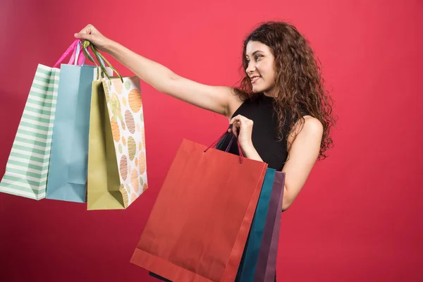 Femme Heureuse Avec Beaucoup Sacs Sur Fond Rouge — Photo