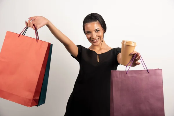 Elegante Vrouw Met Boodschappentassen Een Kop Koffie Hoge Kwaliteit Foto — Stockfoto