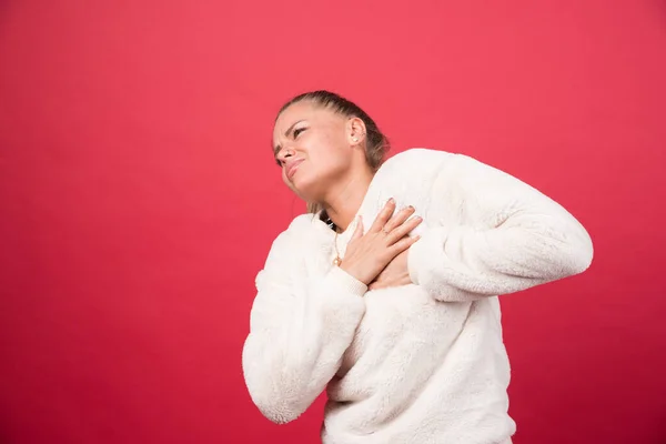 Foto Van Emotionele Vrouw Die Het Hart Raakt Met Palm — Stockfoto