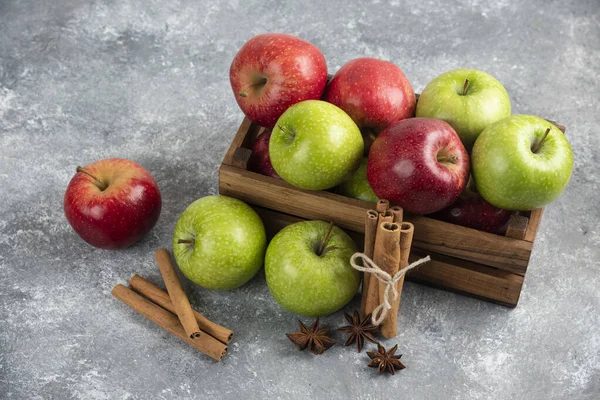 Ganze Köstliche Grüne Und Rote Äpfel Holzkiste Hochwertiges Foto — Stockfoto