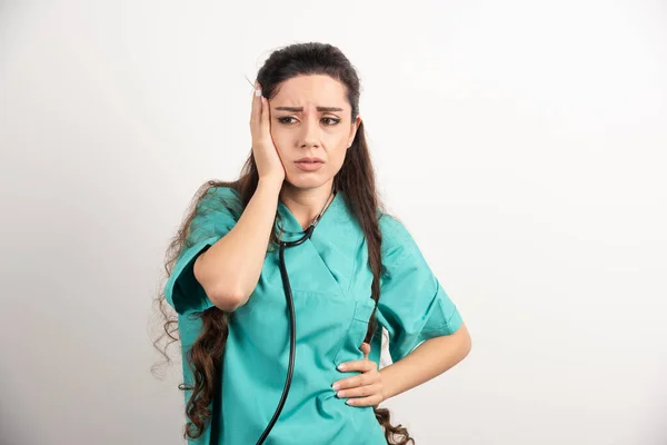 Retrato Uma Trabalhadora Saúde Tocar Cabeça Foto Alta Qualidade — Fotografia de Stock