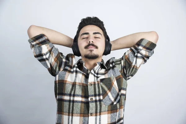 Imagen Hombre Guapo Con Auriculares Durmiendo Sobre Fondo Blanco Foto —  Fotos de Stock