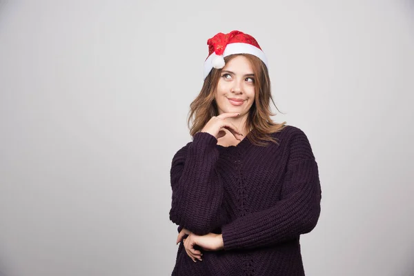 Jeune Femme Souriante Dans Chapeau Père Noël Debout Posant Photo — Photo