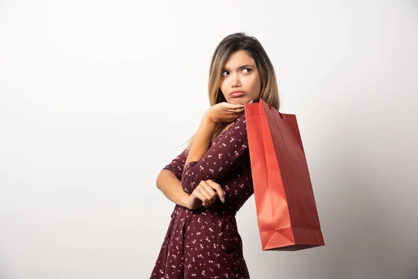 Mujer Joven Sosteniendo Bolsa Compras Sobre Fondo Blanco Foto Alta —  Fotos de Stock