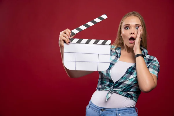 Junges Blondes Model Hält Eine Leere Filmklappe Der Hand Und — Stockfoto