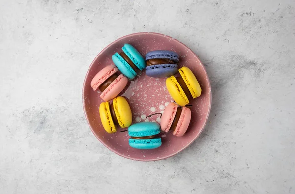 Draufsicht Auf Bunte Pastell Macarons Auf Weißem Hintergrund Hochwertiges Foto — Stockfoto