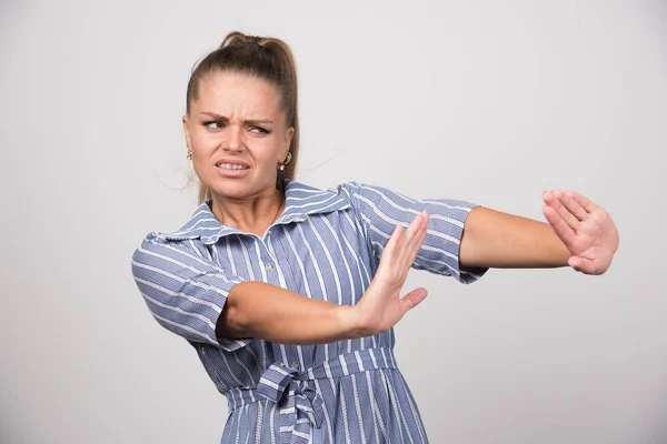 Portrait Angry Woman Rejecting Something Gray Background High Quality Photo — Stock Photo, Image