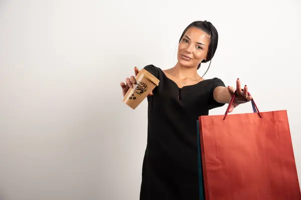 Όμορφη Γυναίκα Που Κρατάει Σακούλες Για Ψώνια Και Καφέ Υψηλής — Φωτογραφία Αρχείου