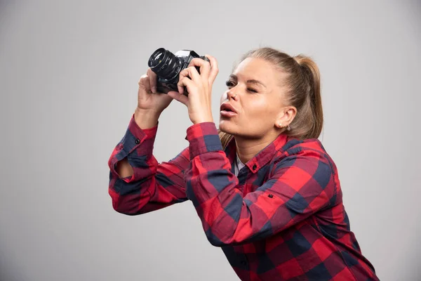 Szőke Fénykép Ellenőrzött Ingben Profi Fotókat Készít Kiváló Minőségű Fénykép — Stock Fotó