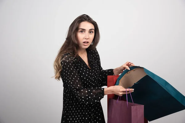 Modelo Mulher Jovem Carregando Monte Sacos Compras Fundo Branco Foto — Fotografia de Stock