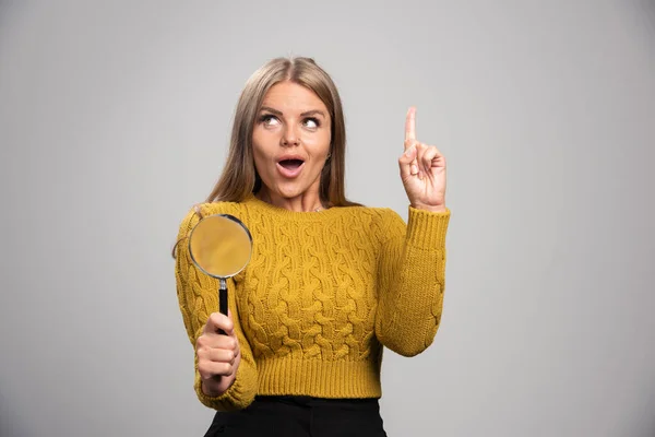 Blond Flicka Håller Förstoringsglas Och Känner Sig Säker Högkvalitativt Foto — Stockfoto