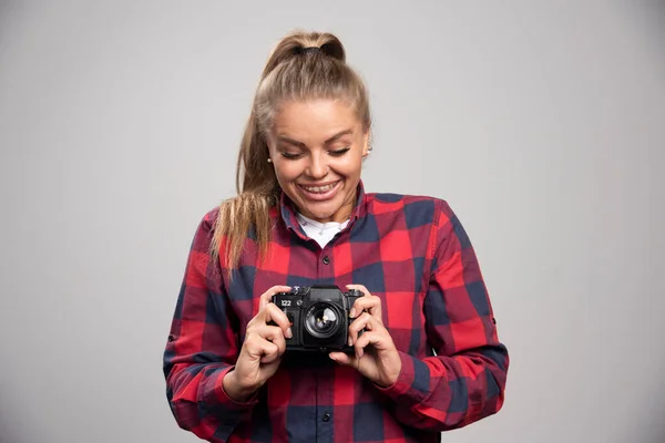 Blond Gefotografeerd Een Geruit Shirt Voelt Positief Aan Hoge Kwaliteit — Stockfoto