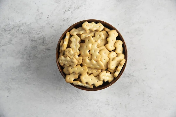 Una Ciotola Legno Piena Deliziosi Cracker Foto Alta Qualità — Foto Stock