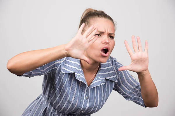 Porträt Einer Hübschen Frau Die Vor Grauem Hintergrund Wütend Wird — Stockfoto