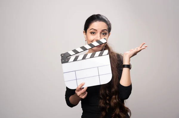 Uma Menina Cineasta Segurando Uma Tábua Palmas Branco Aberta Parecendo — Fotografia de Stock