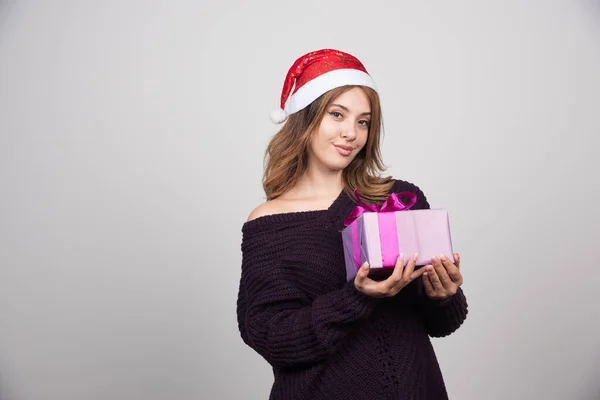 Jeune Femme Chapeau Père Noël Tenant Cadeau Boîte Cadeau Photo — Photo