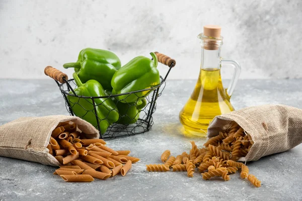 Dietische Pasta Manden Met Groene Paprika Olijfolie Hoge Kwaliteit Foto — Stockfoto