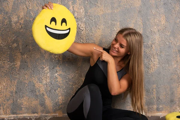 Fiatal Sportos Lány Sportszerelésben Mosolygó Emoji Párnával Kezében Mutogat Kiváló — Stock Fotó