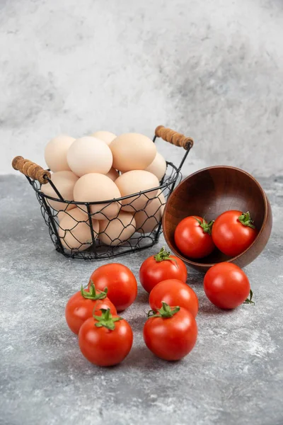 Proutěný Koš Syrových Organických Vajec Mísa Rajčat Mramorovém Pozadí Kvalitní — Stock fotografie