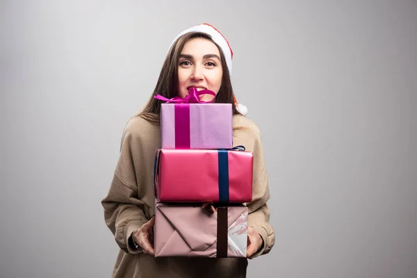 Junge Frau Mit Drei Schachteln Weihnachtsgeschenken Hochwertiges Foto — Stockfoto