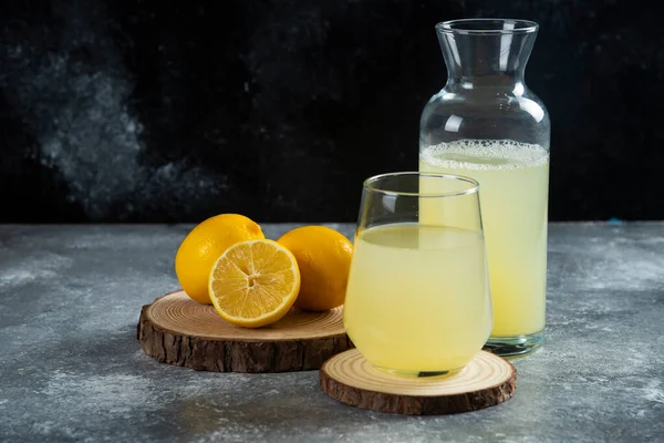 木の板に新鮮なレモンジュースのカップ 高品質の写真 — ストック写真