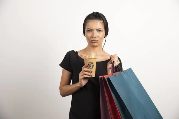 Gelukkige Vrouw Met Boodschappentassen Koffie Poseren Witte Achtergrond Hoge Kwaliteit — Stockfoto