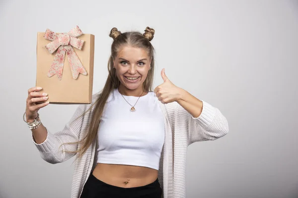 Porträtt Blond Kvinna Som Håller Presentförpackning Och Ger Tummen Upp — Stockfoto