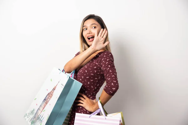 Junge Frau Mit Einkaufstaschen Auf Weißem Hintergrund Hochwertiges Foto — Stockfoto